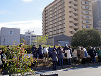 第88回箱根駅伝で沿道から声援を送る観客。