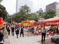 稲毛神社の境内は屋台がたくさん立ち並びます。