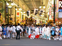 市役所通りを巡行する神輿。